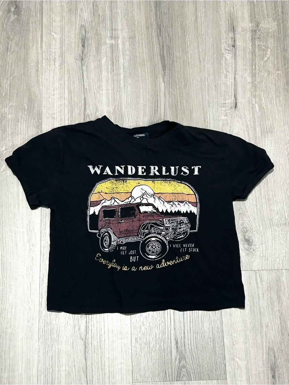 ❥𝐎𝐍𝐄 𝐂𝐋𝐎𝐓𝐇𝐈𝐍𝐆: 'Wanderlust' Graphic Crop Top - Black